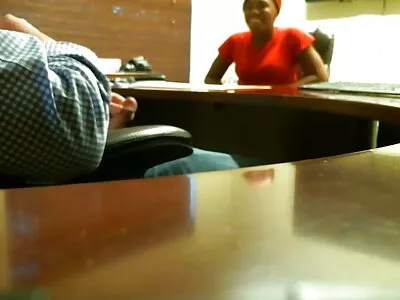 యువతి గాయపడిన వ్యక్తిని ఇస్తుంది