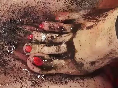 మహిళ తన ఆత్మవిశ్వాసం మరియు దానిపై కూర్చుంది