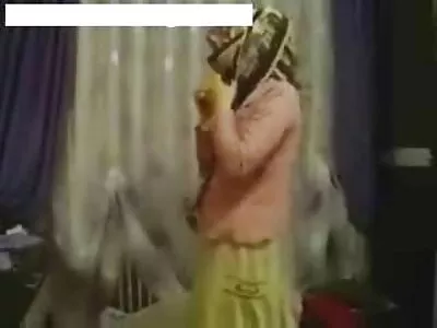 యంగ్ బాయ్ గర్ల్స్ గాడిదను కొట్టాడు