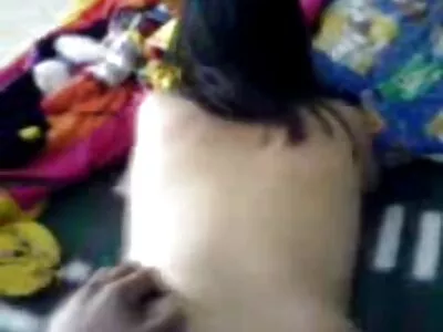 కారు దిగజారుతున్న మహిళ కొట్టుకుంటుంది