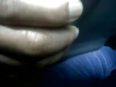 అమ్మాయి పాలు తాగుతోంది